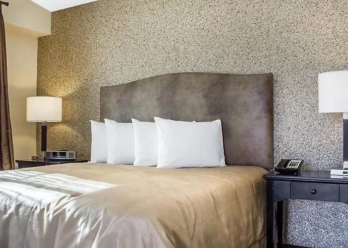 Beautiful In A Great Setting With Fountains Courtyards And Pool With Bar Holiday home *