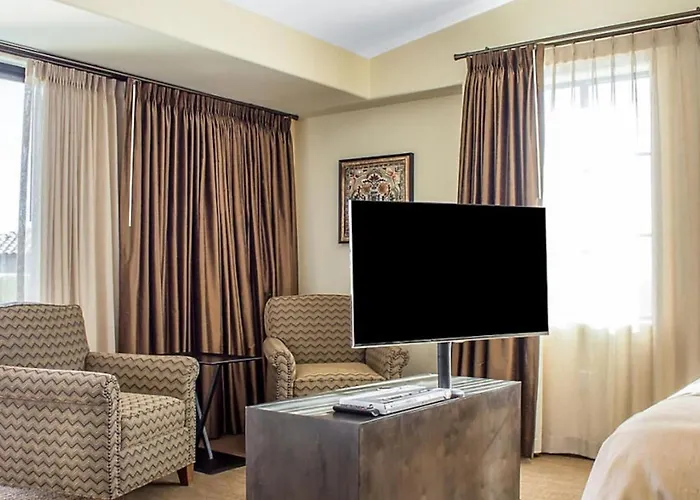 Beautiful In A Great Setting With Fountains Courtyards And Pool With Bar Holiday home Peoria