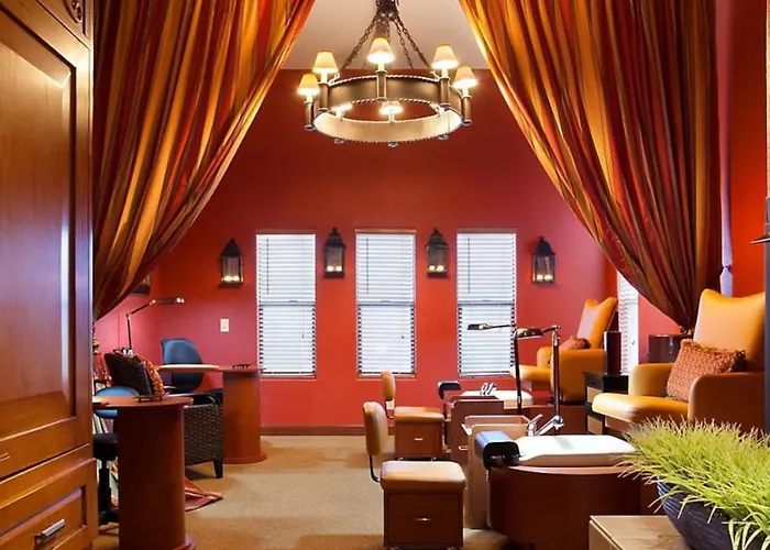 Beautiful In A Great Setting With Fountains Courtyards And Pool With Bar *