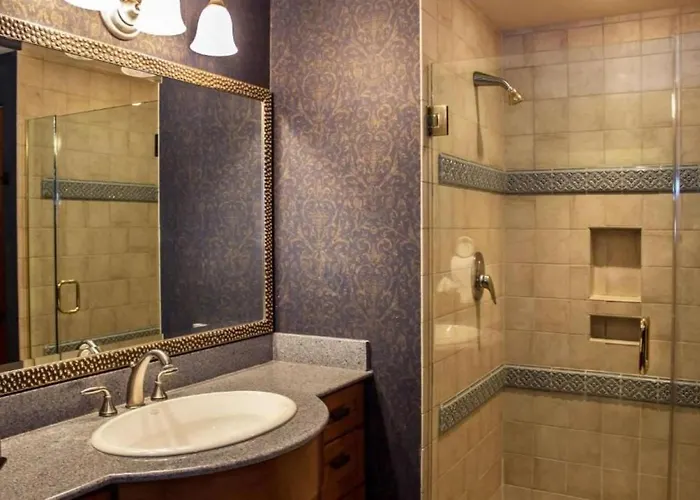 Beautiful In A Great Setting With Fountains Courtyards And Pool With Bar